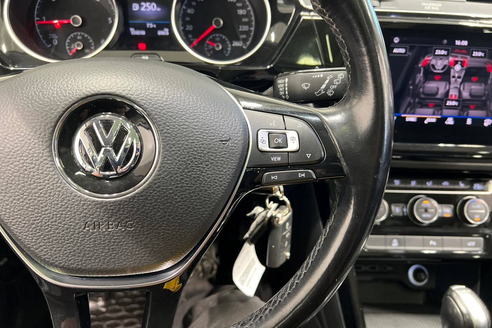 Volkswagen Touran iso kuva 21