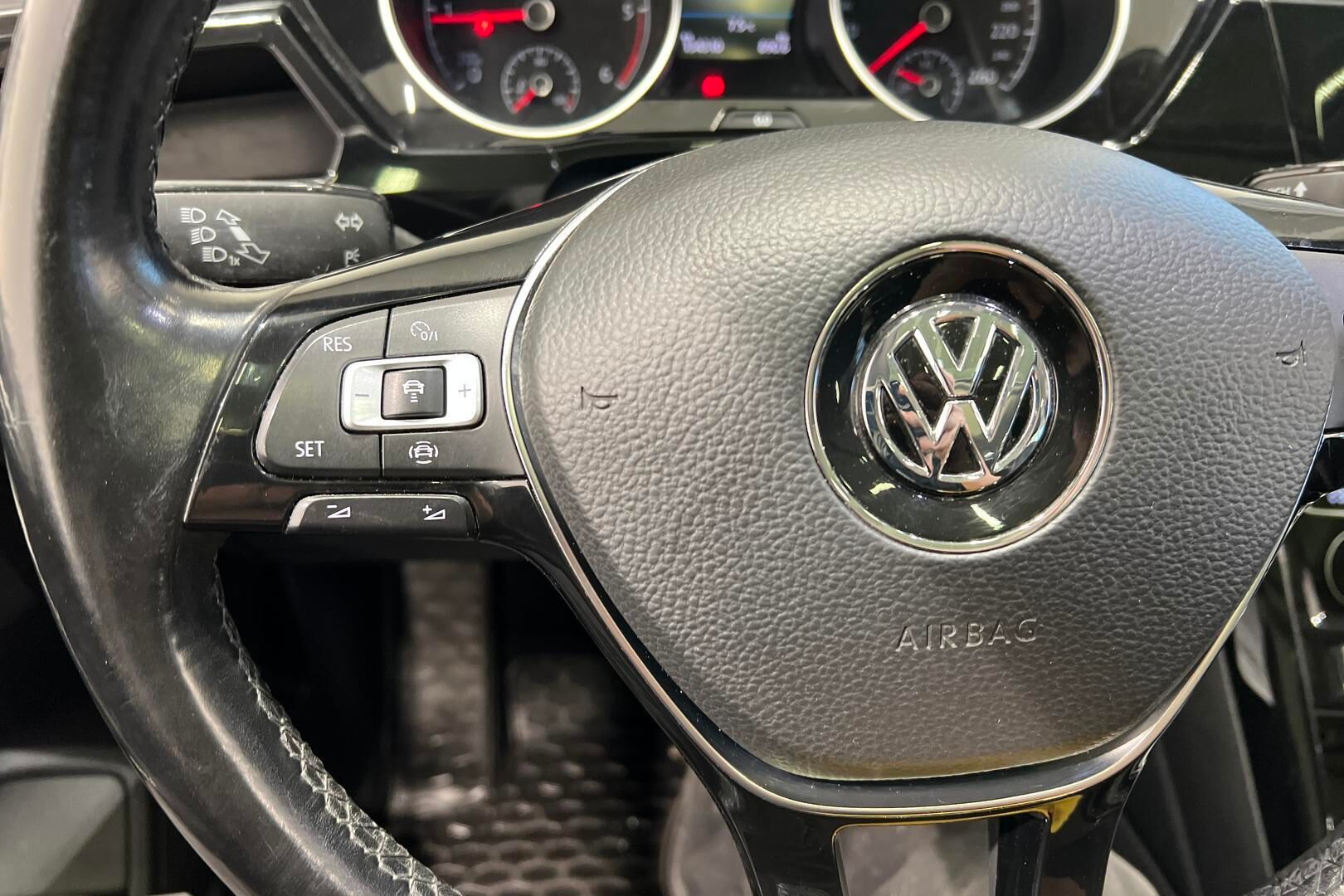 Volkswagen Touran iso kuva 22