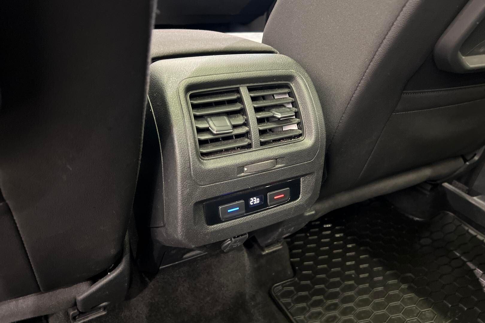 Volkswagen Touran iso kuva 26