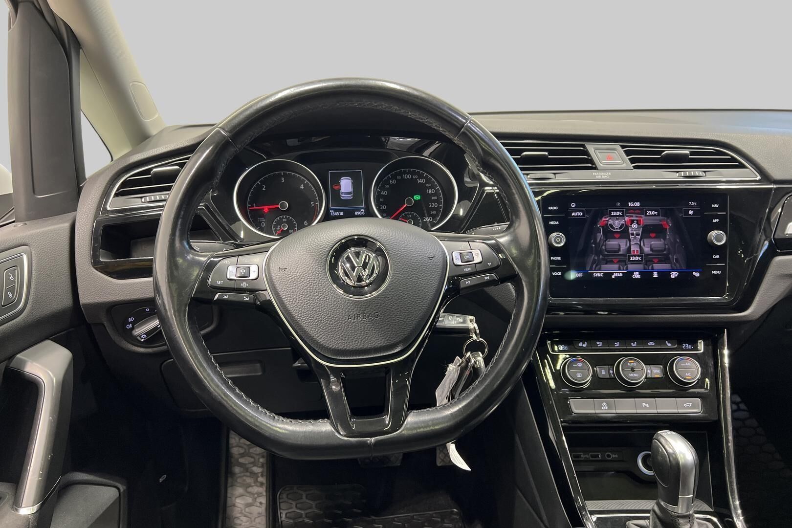 Volkswagen Touran iso kuva 27