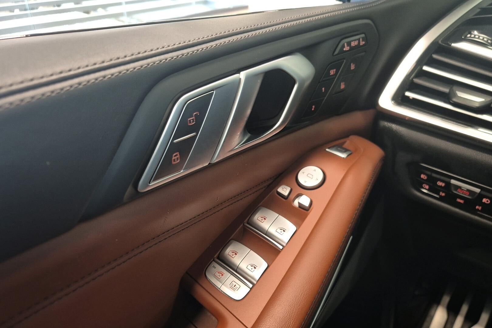 BMW X7 iso kuva 19