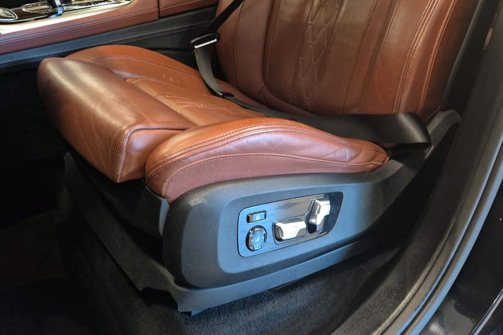 BMW X7 iso kuva 21