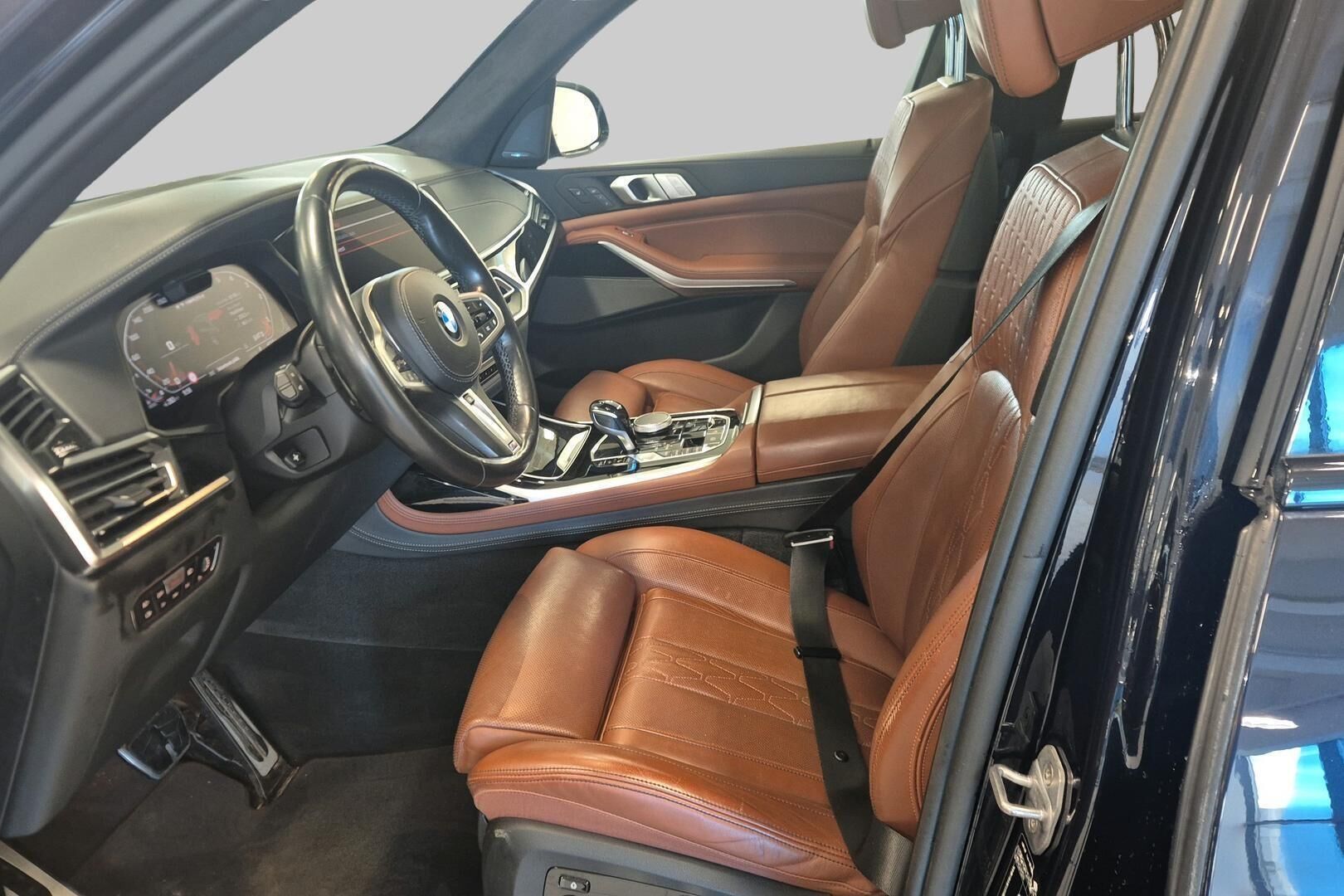 BMW X7 iso kuva 8