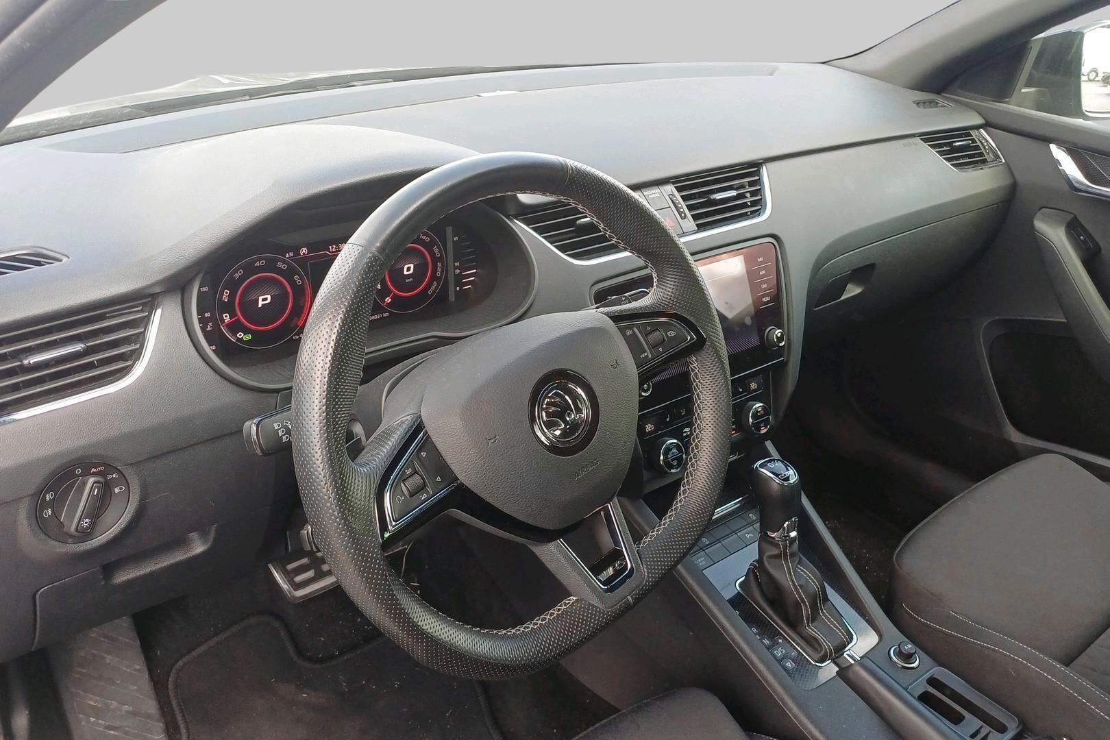 Skoda Octavia iso kuva 2