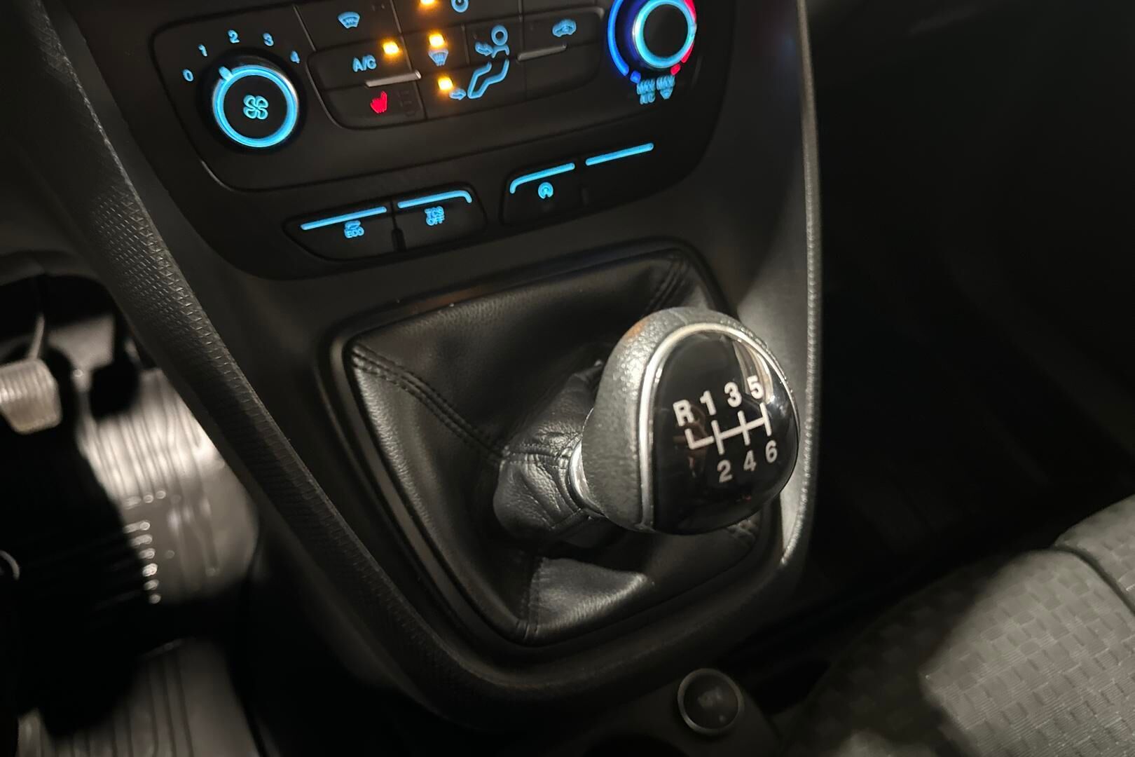 Ford Transit Connect iso kuva 16