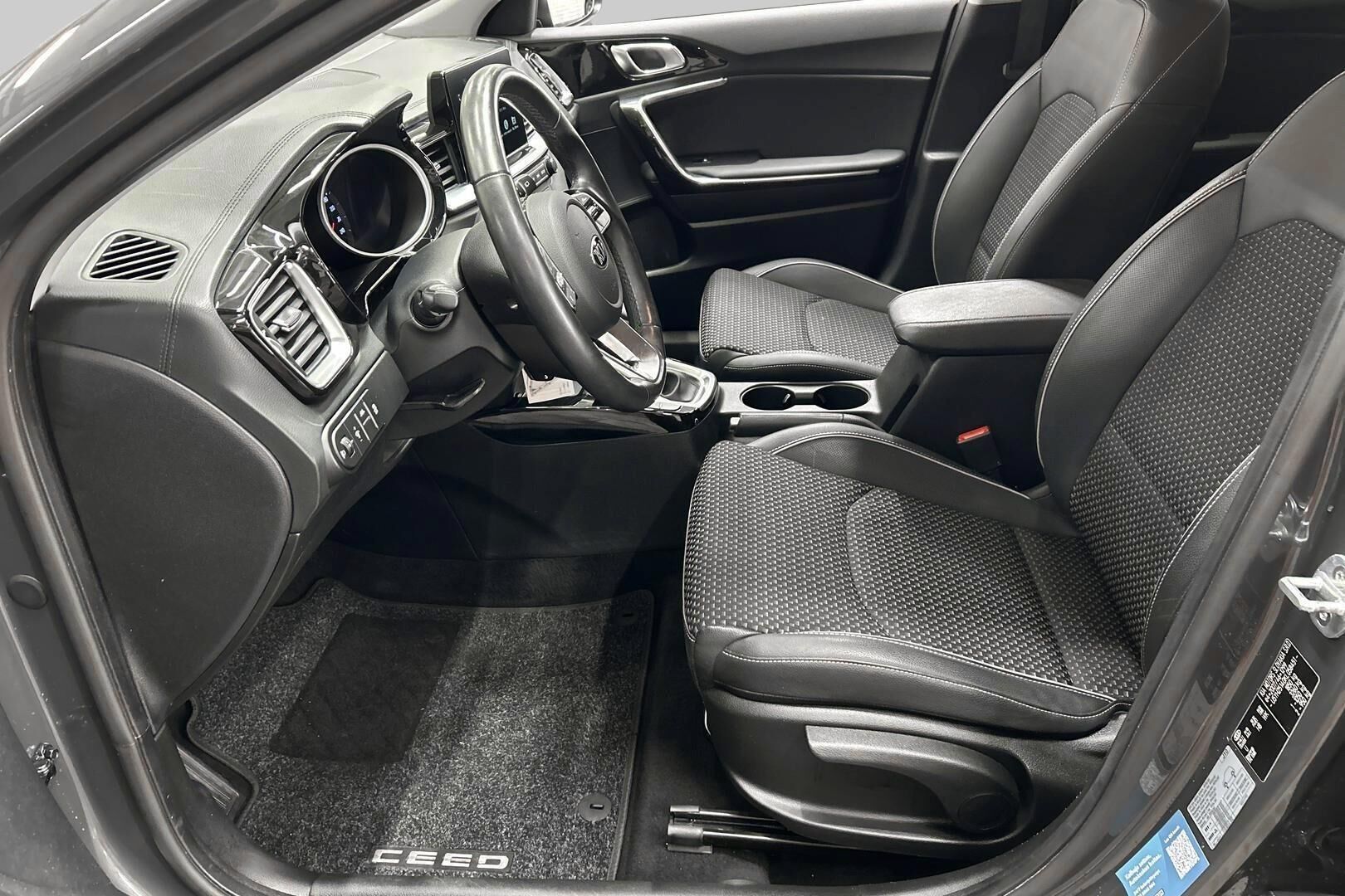 Kia Ceed iso kuva 9