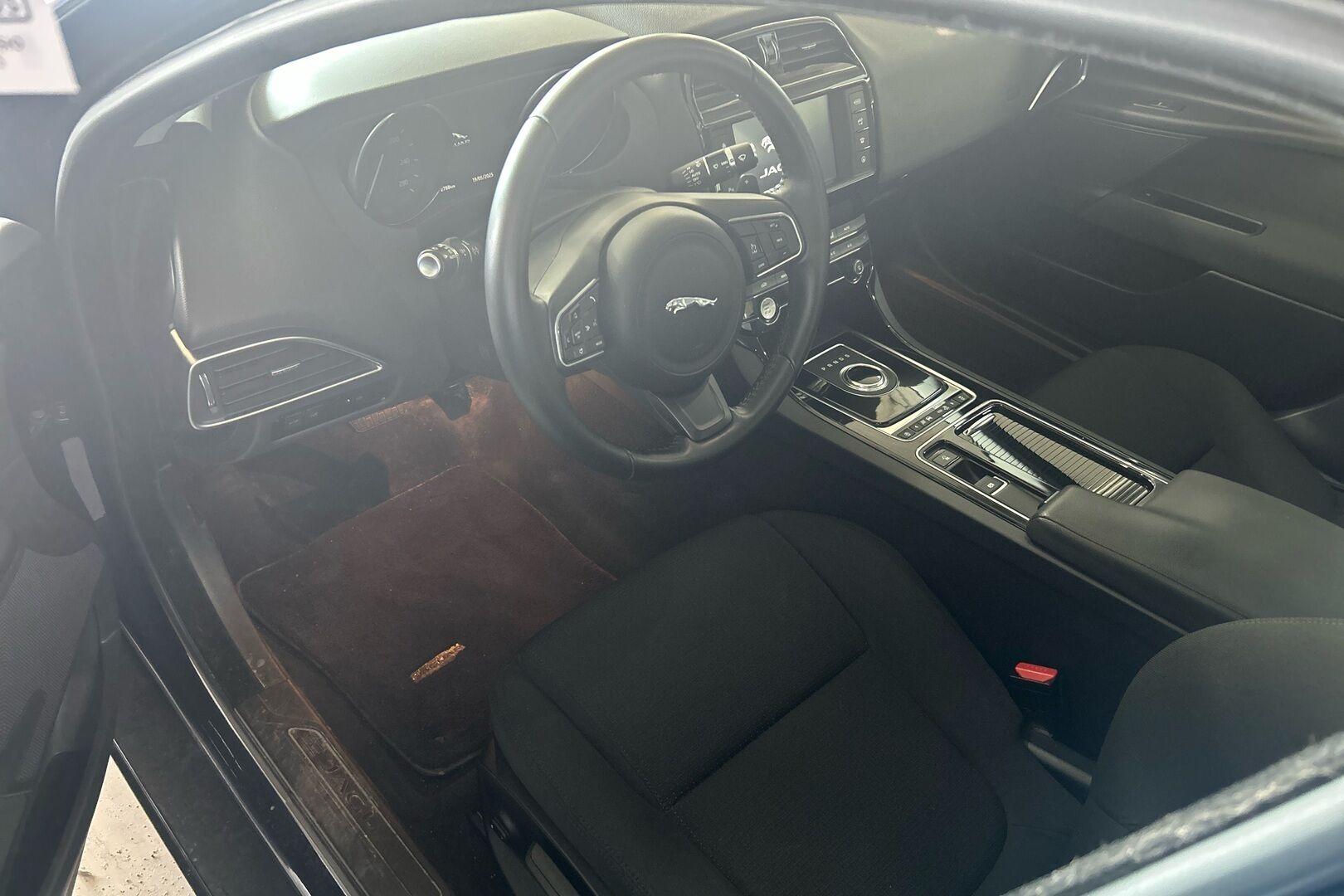 Jaguar XE iso kuva 1
