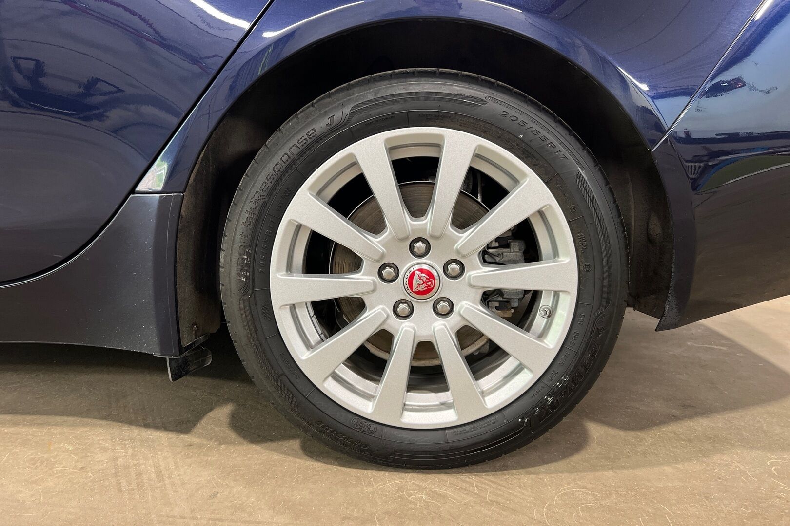 Jaguar XE iso kuva 9