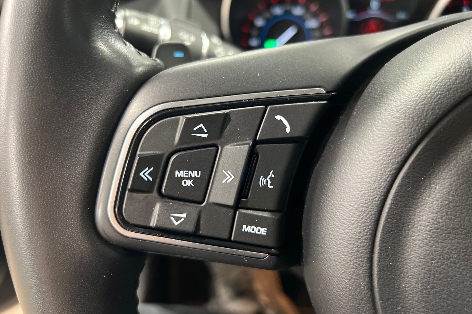 Jaguar XE iso kuva 10