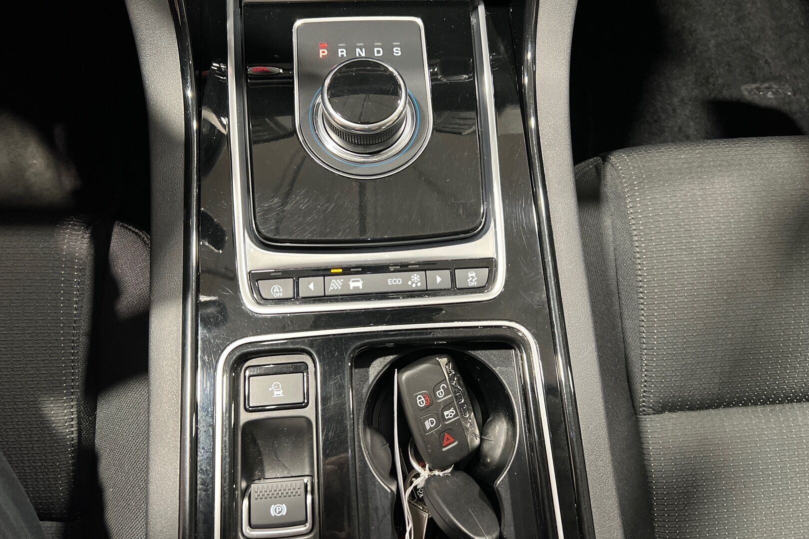 Jaguar XE iso kuva 12