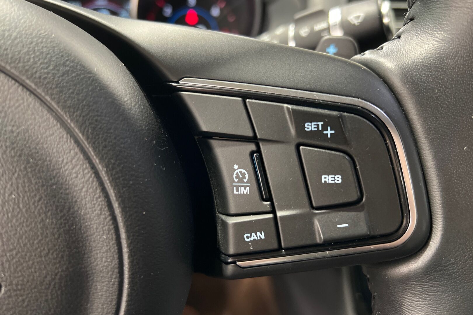 Jaguar XE iso kuva 13