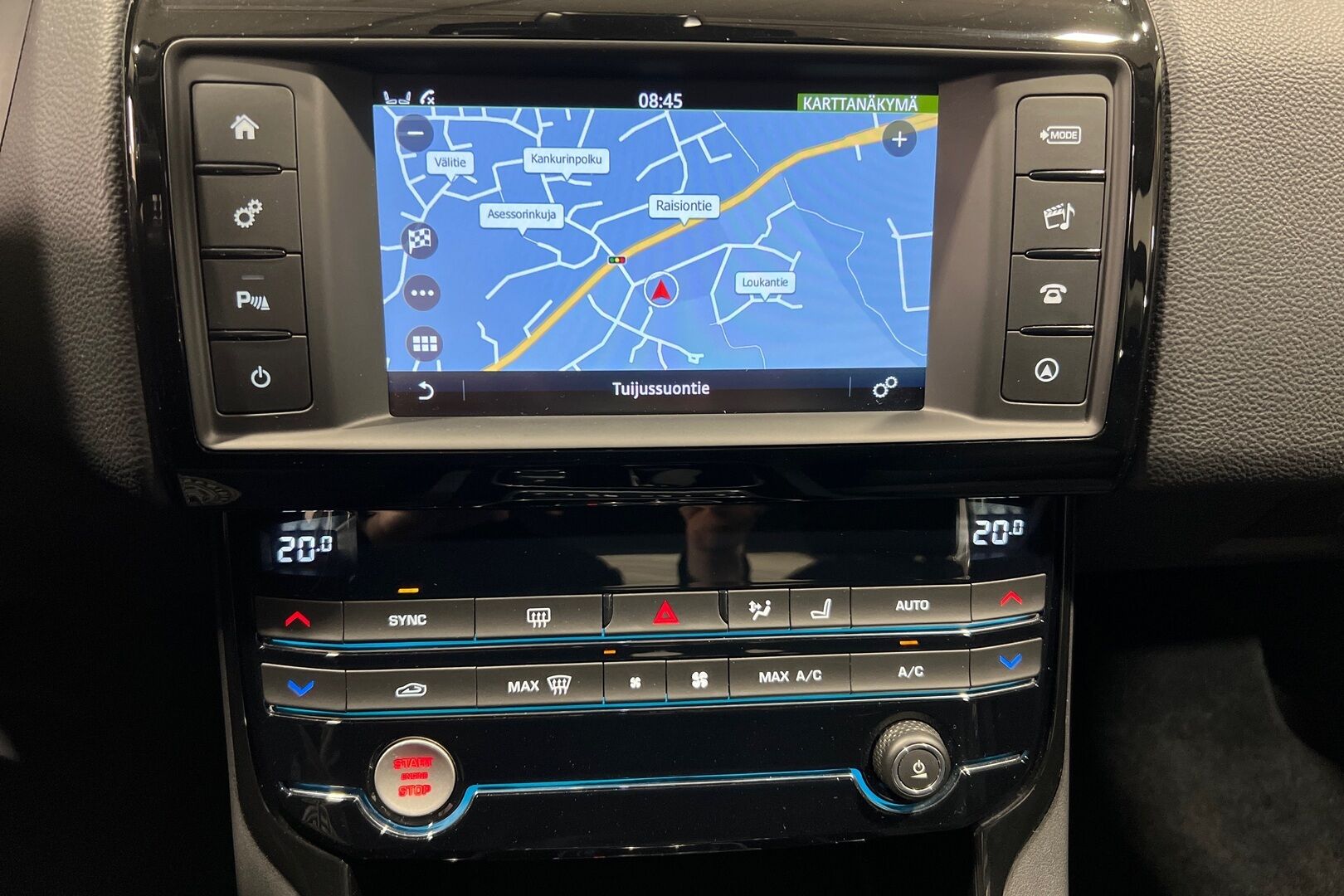 Jaguar XE iso kuva 14