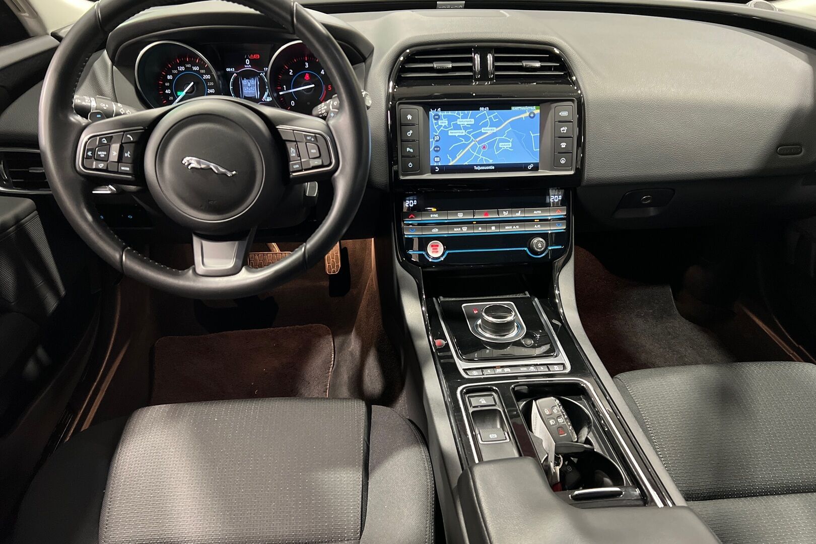 Jaguar XE iso kuva 6
