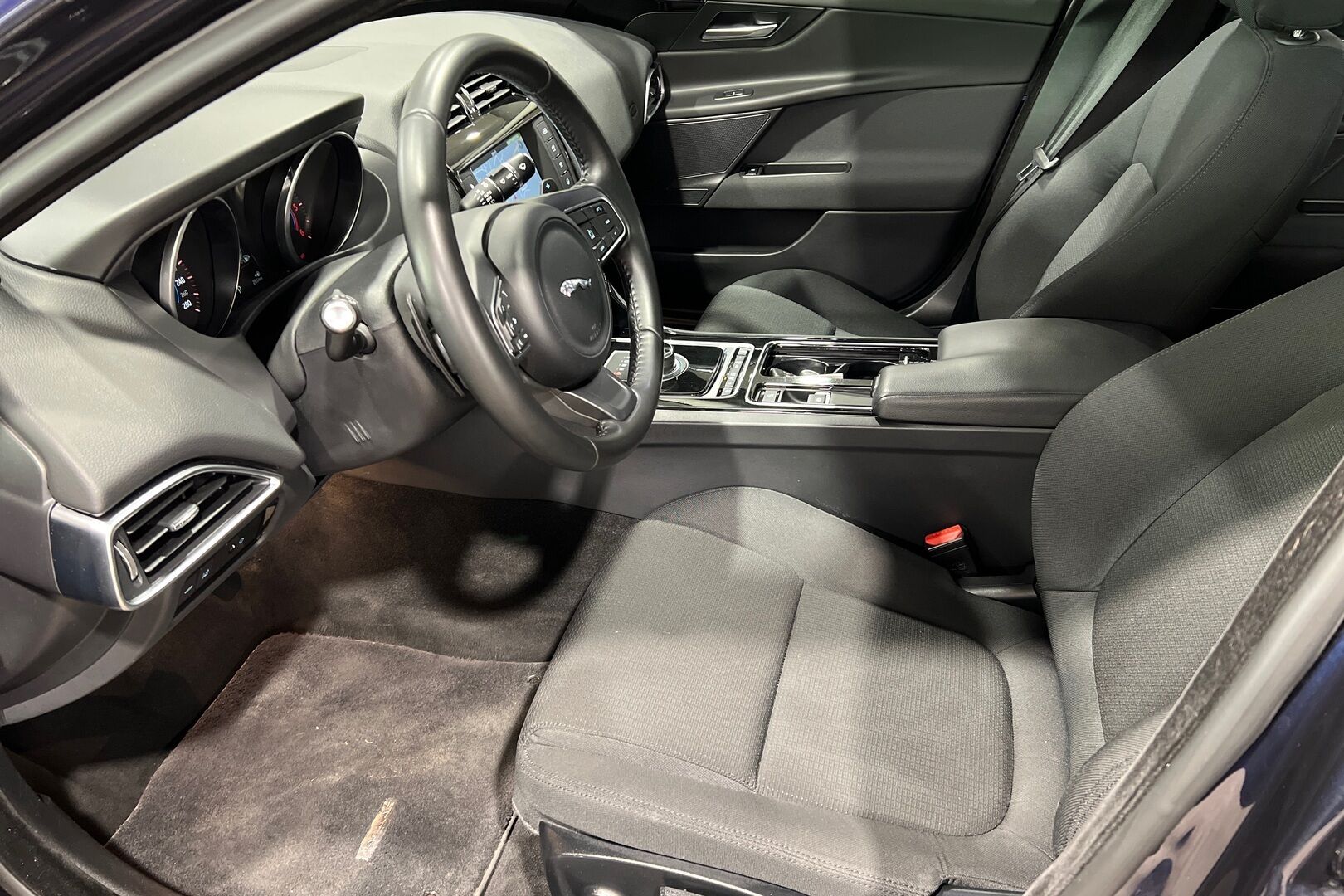 Jaguar XE iso kuva 19