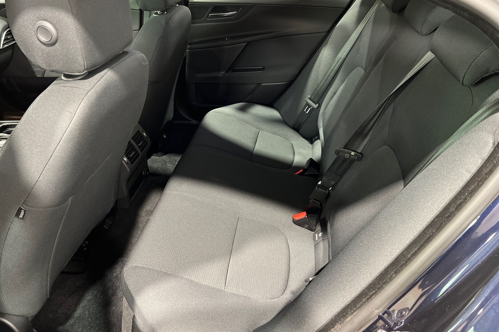 Jaguar XE iso kuva 6