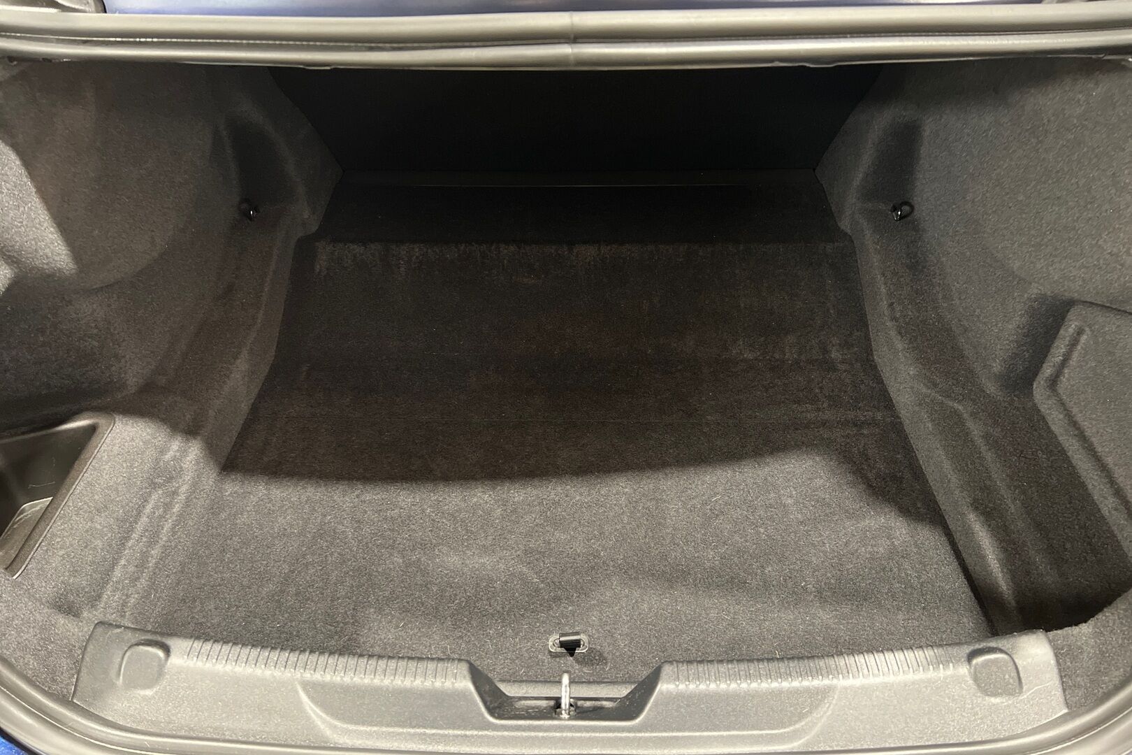 Jaguar XE iso kuva 7