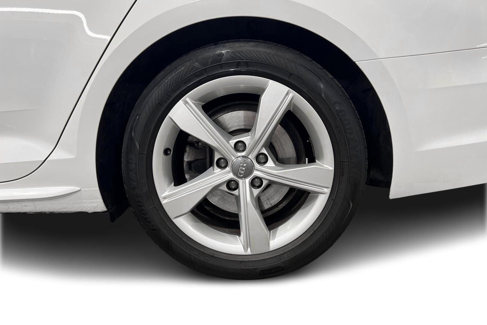 Audi A4 iso kuva 10