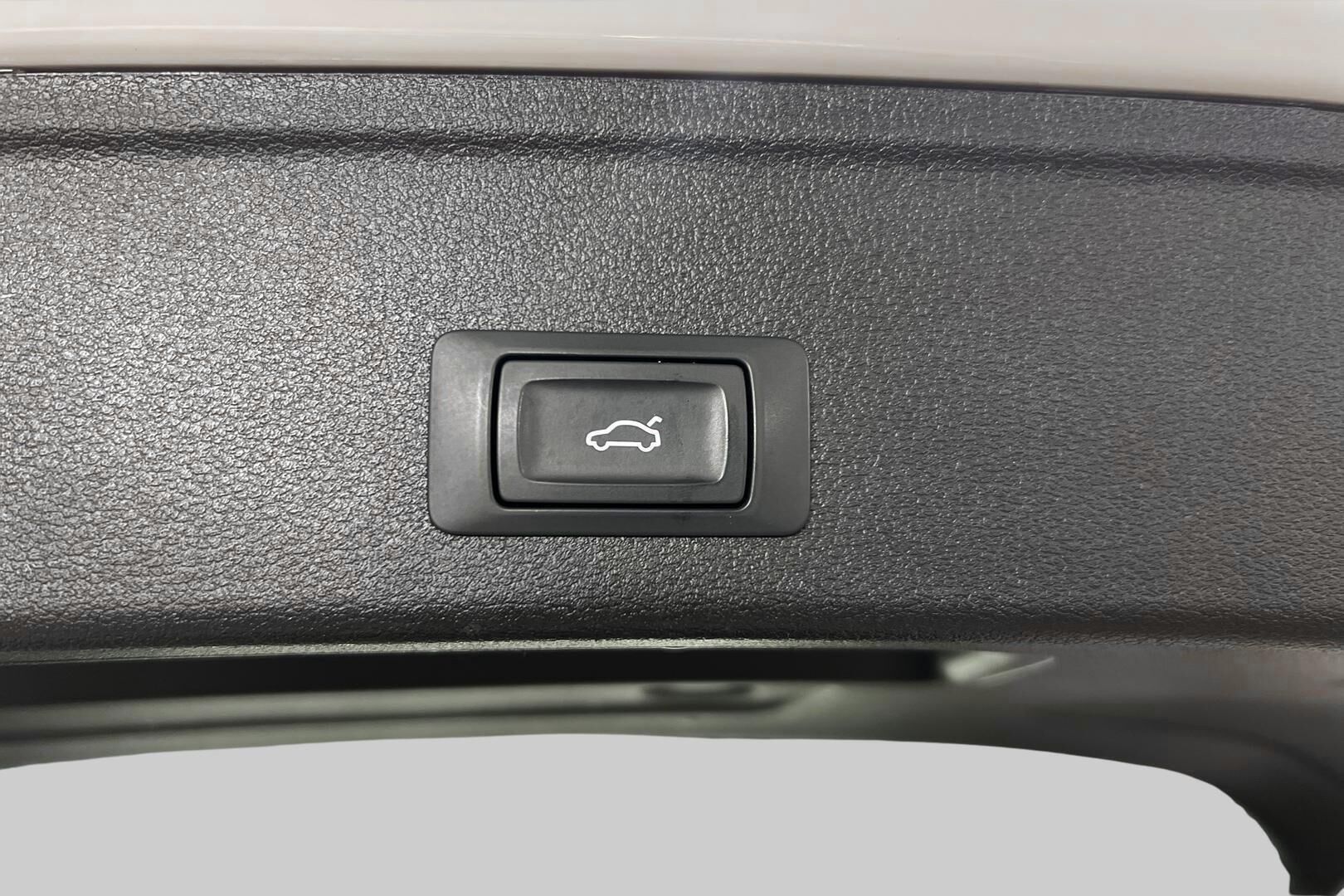 Audi A4 iso kuva 11