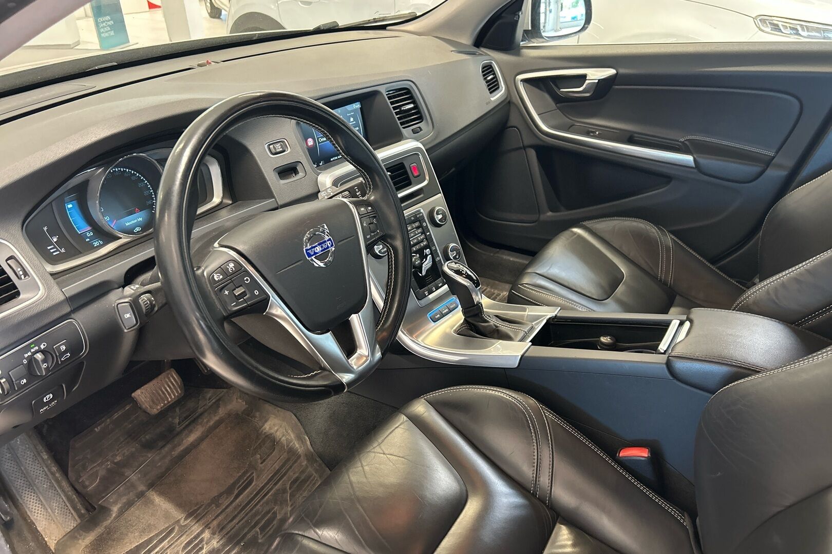 Volvo V60 iso kuva 1