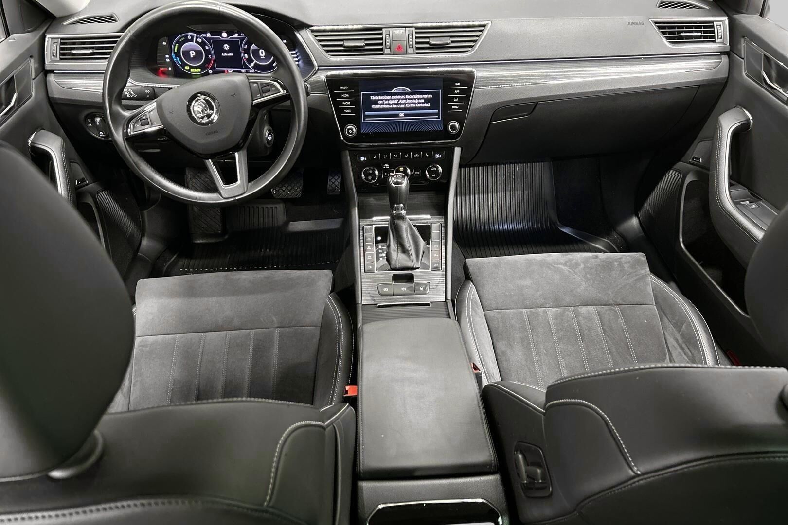 Skoda Superb iso kuva 11