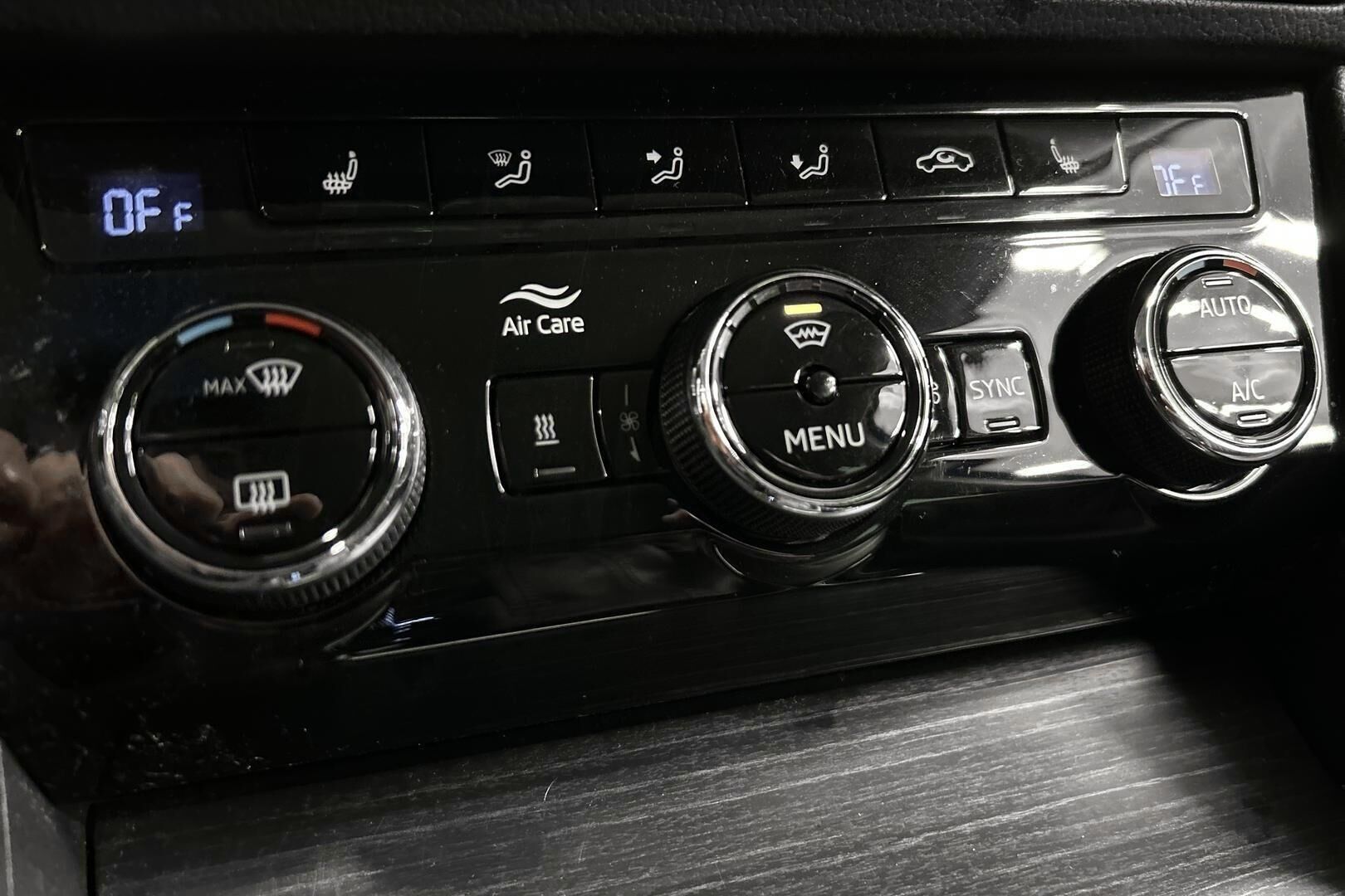 Skoda Superb iso kuva 17