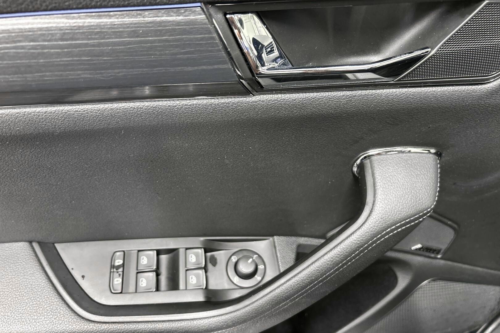 Skoda Superb iso kuva 22