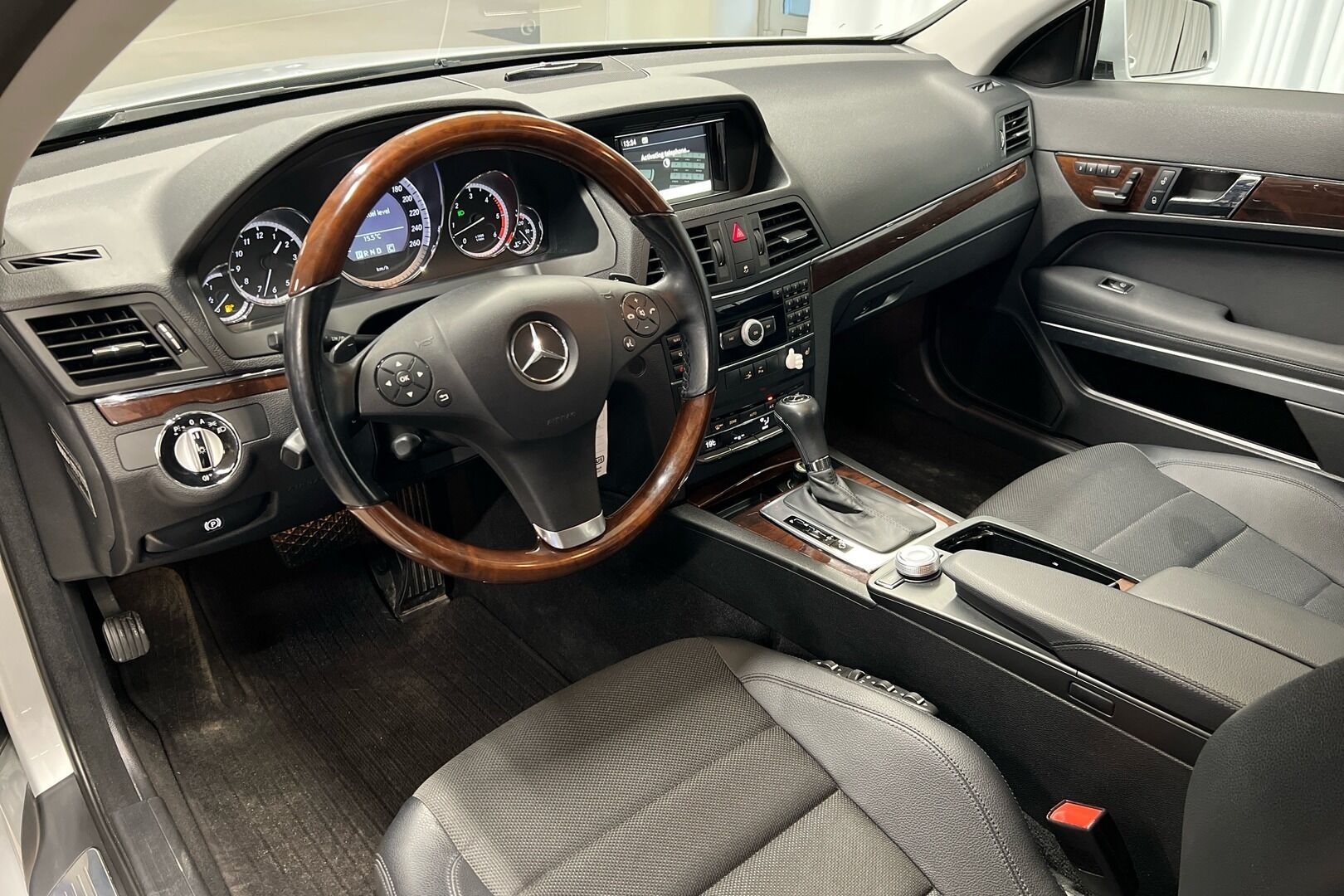 Mercedes-Benz E iso kuva 10