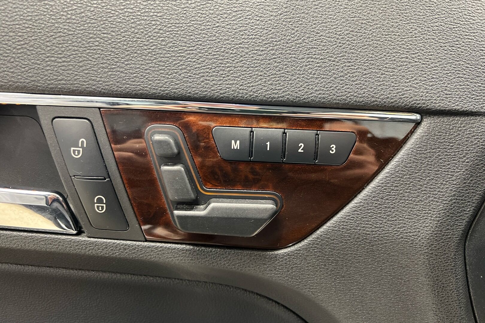 Mercedes-Benz E iso kuva 14
