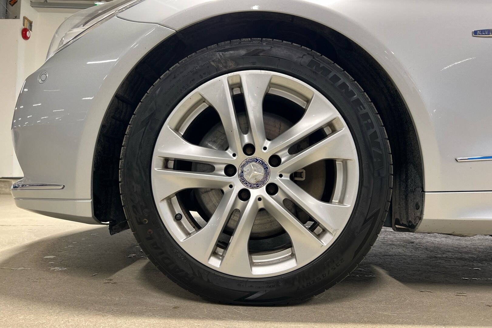 Mercedes-Benz E iso kuva 15