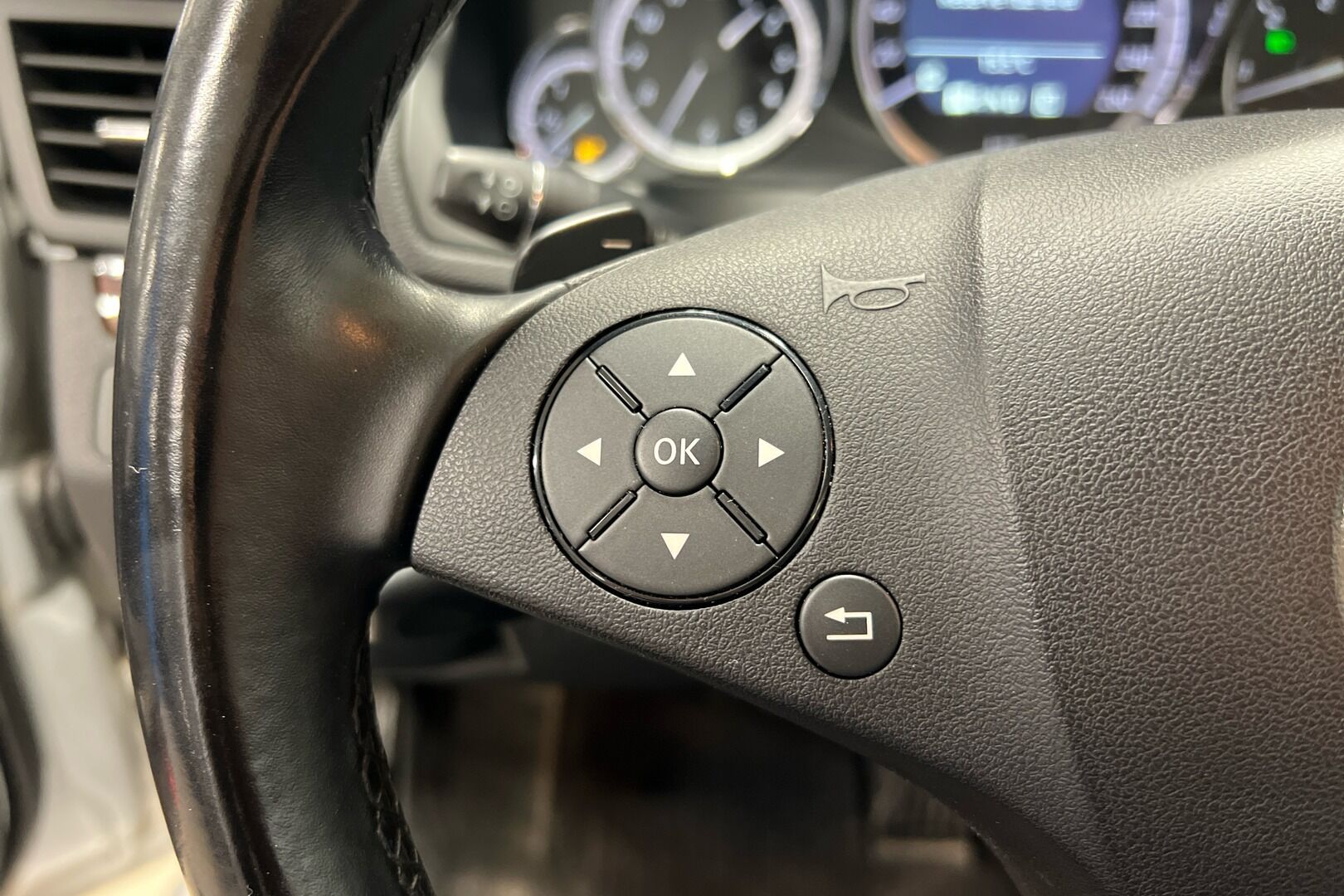 Mercedes-Benz E iso kuva 9