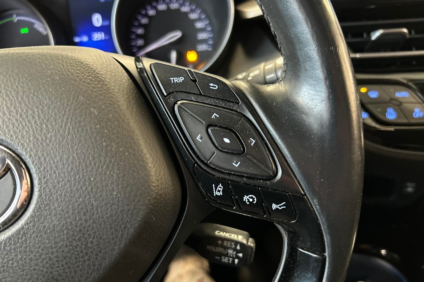 Toyota C-HR iso kuva 5