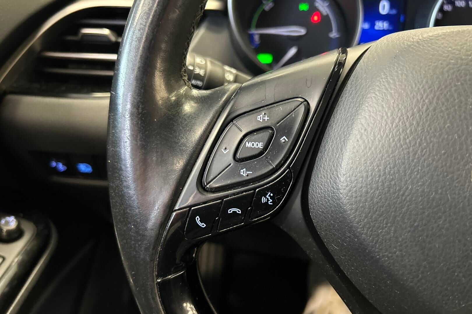 Toyota C-HR iso kuva 6