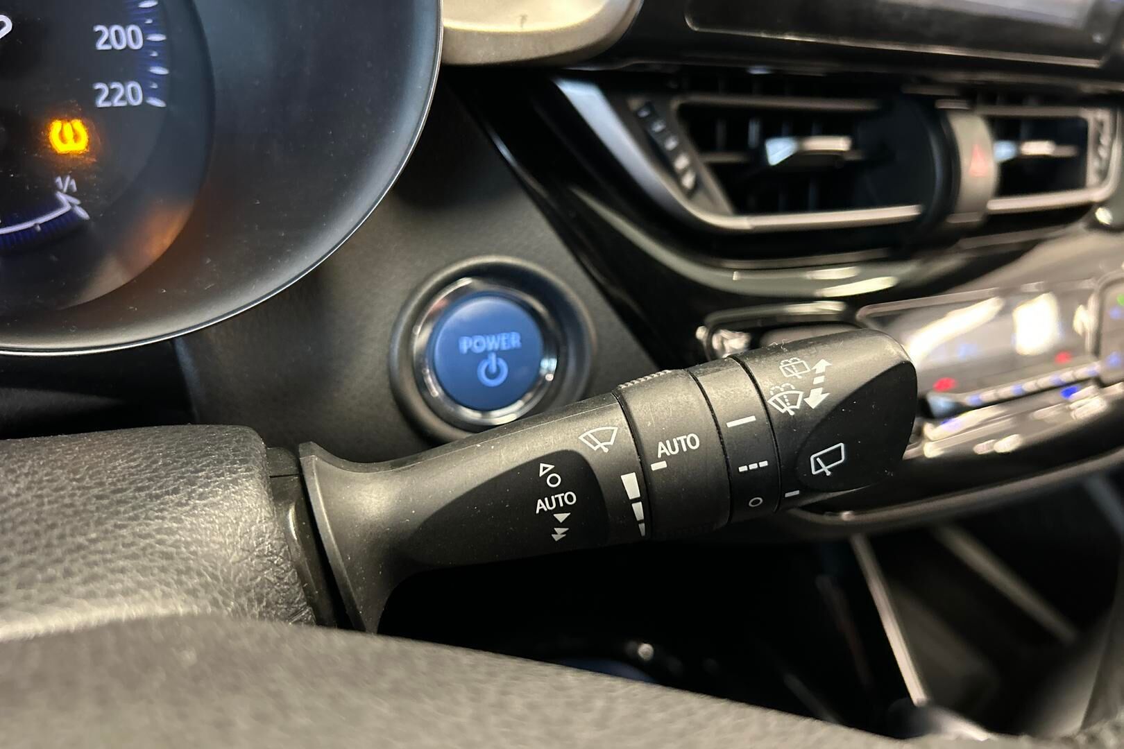 Toyota C-HR iso kuva 7