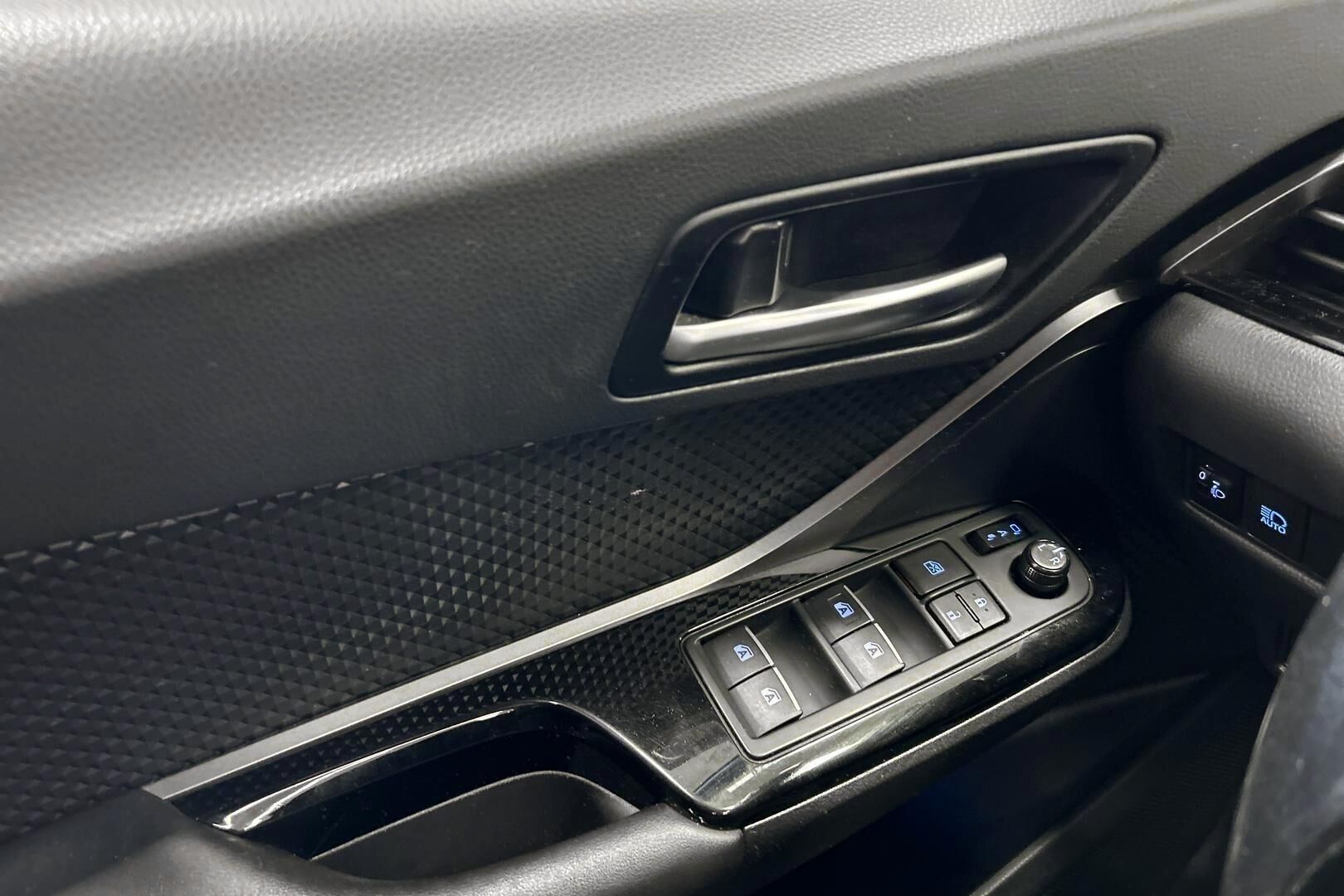 Toyota C-HR iso kuva 9