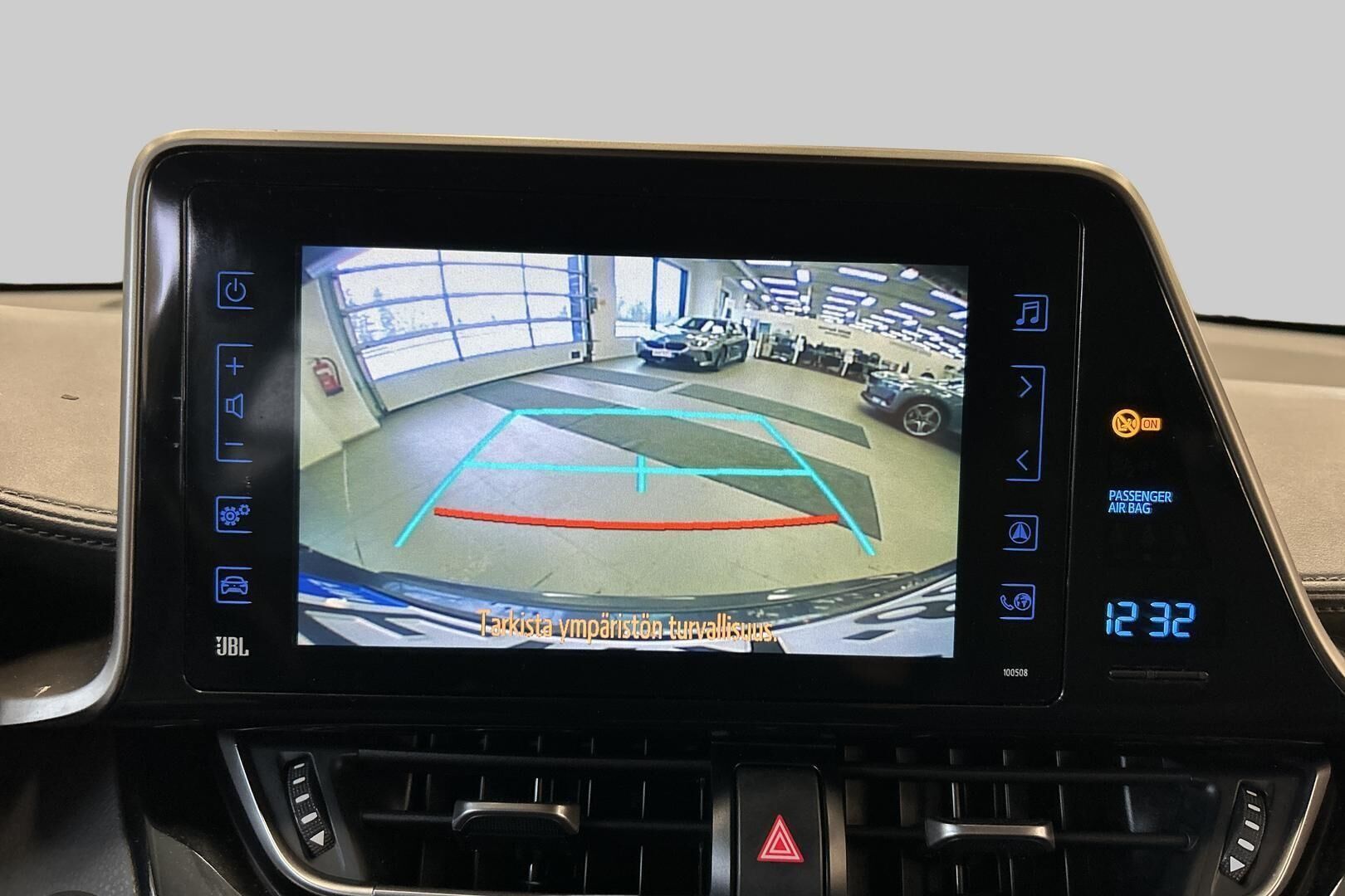 Toyota C-HR iso kuva 10