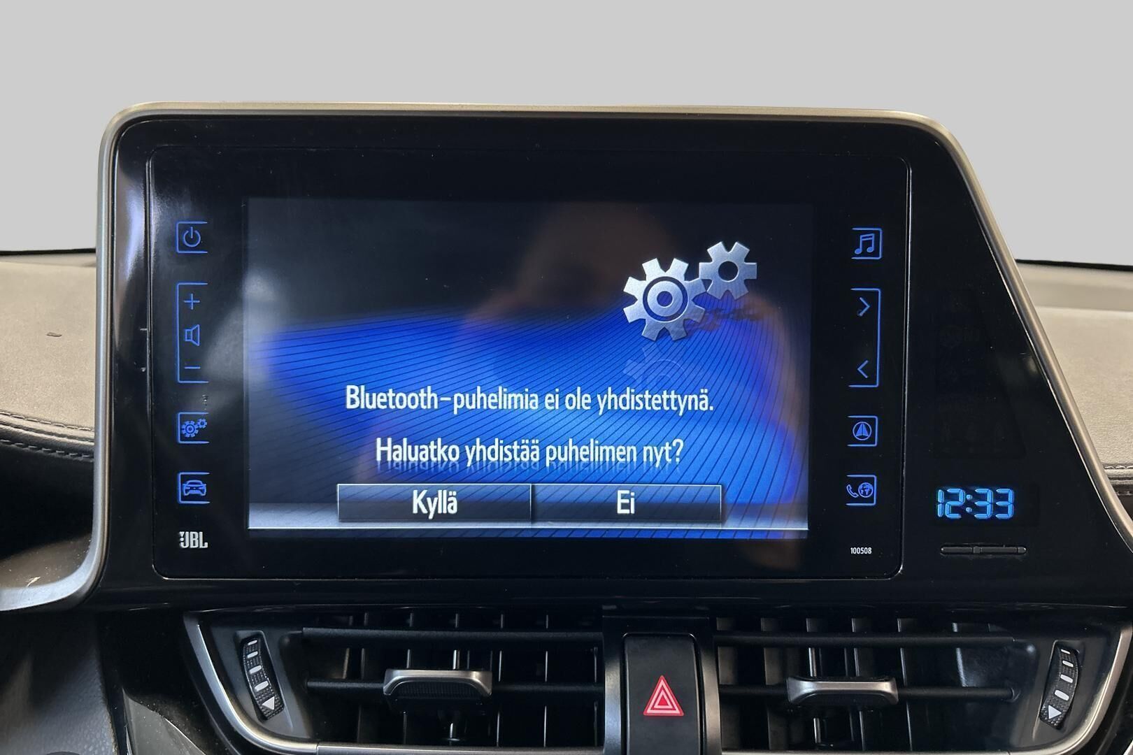 Toyota C-HR iso kuva 13