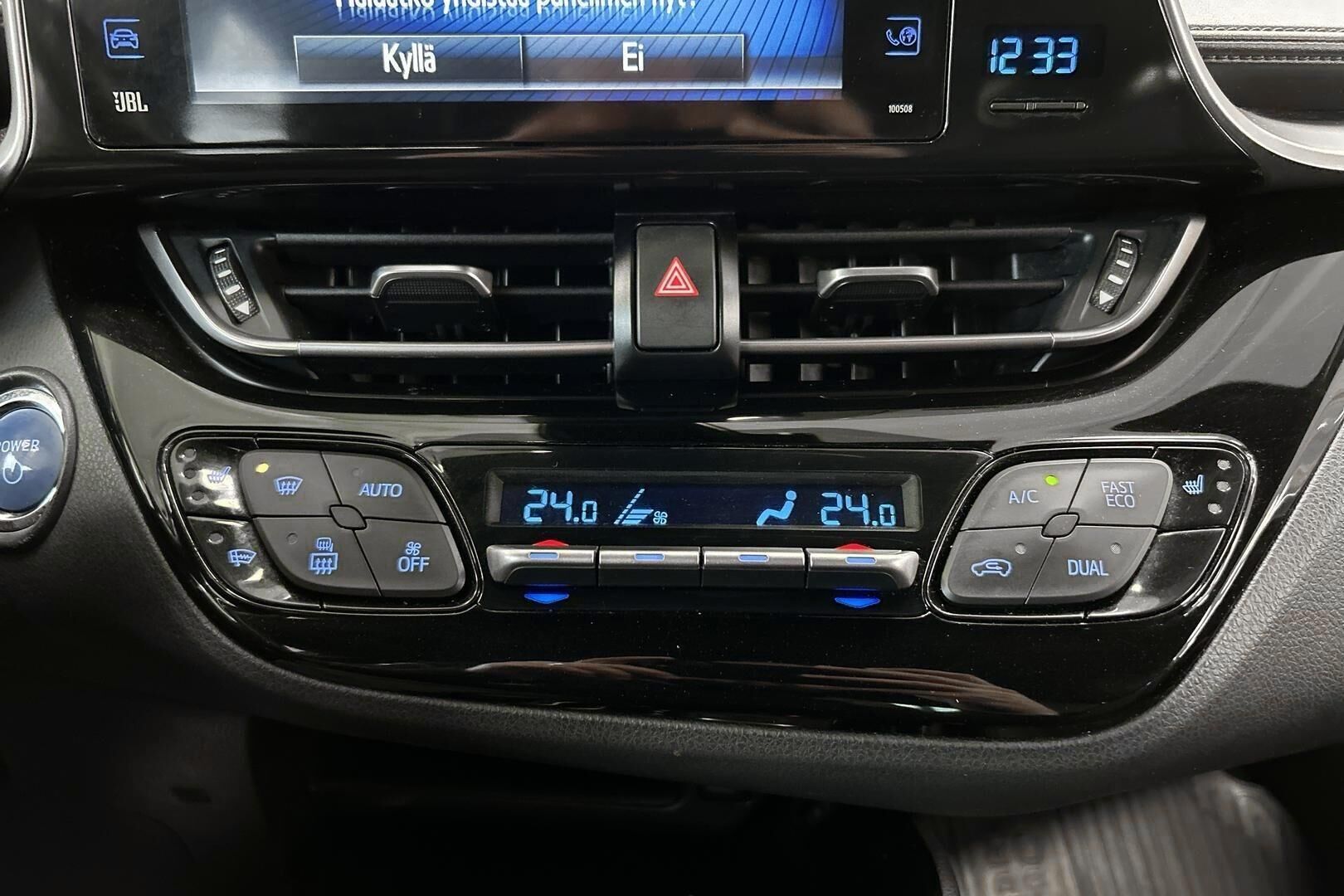 Toyota C-HR iso kuva 32