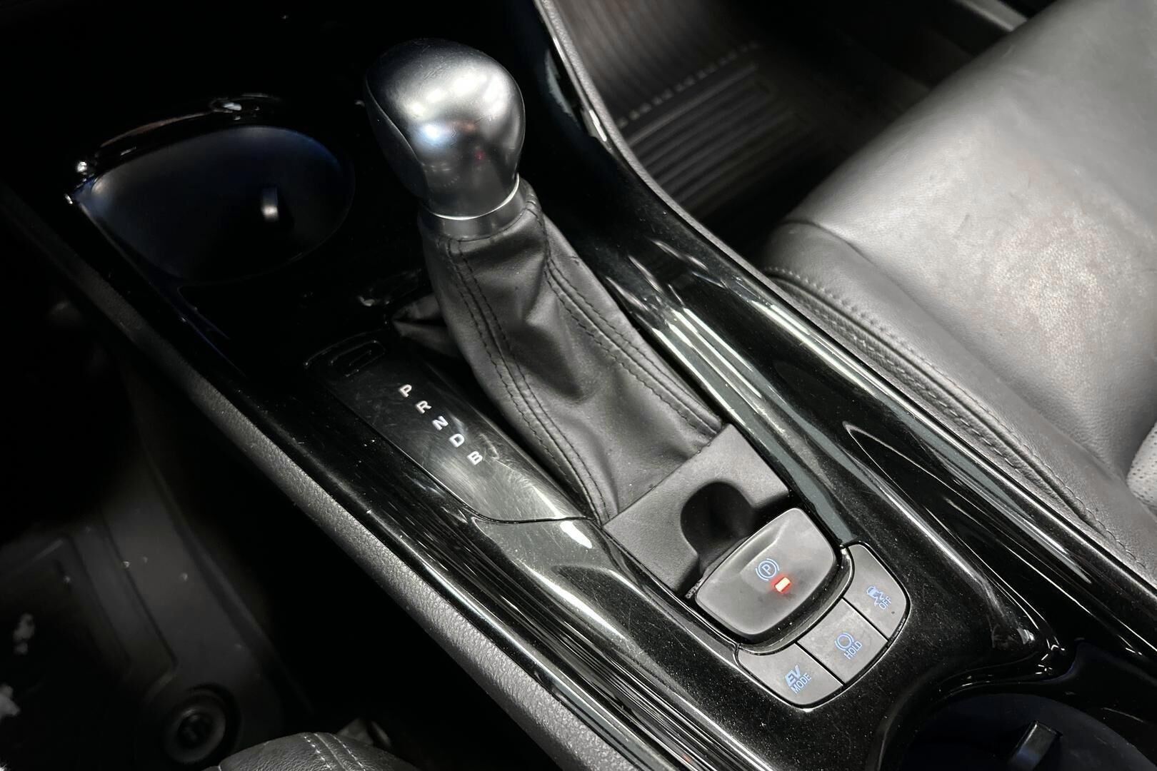 Toyota C-HR iso kuva 33