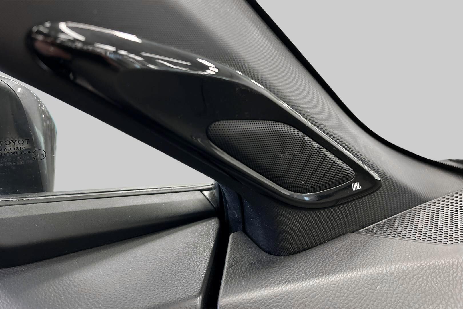 Toyota C-HR iso kuva 34