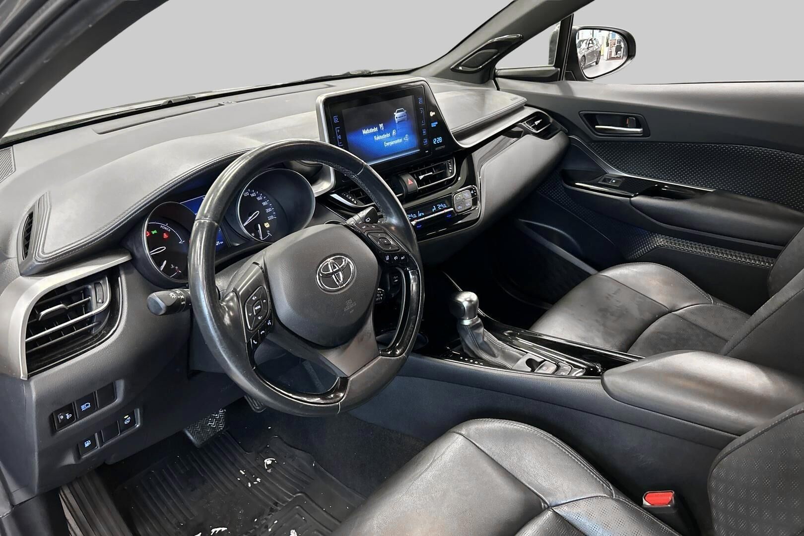 Toyota C-HR iso kuva 2