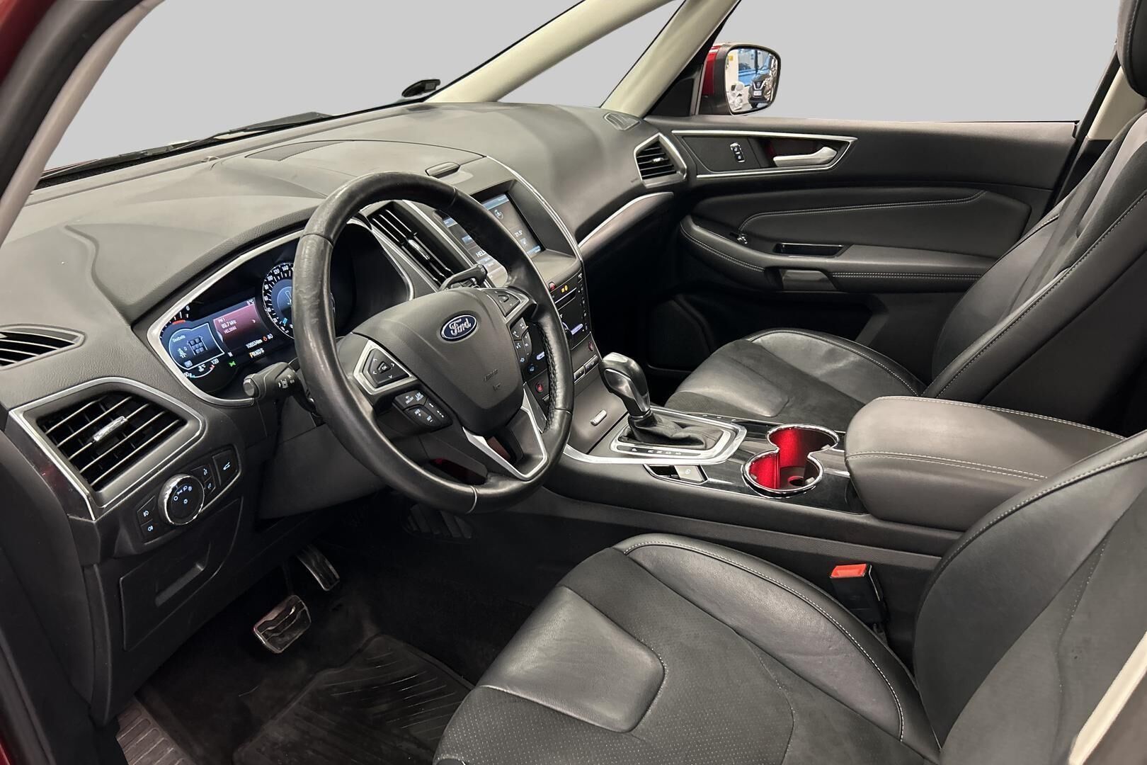 Ford S-Max iso kuva 8