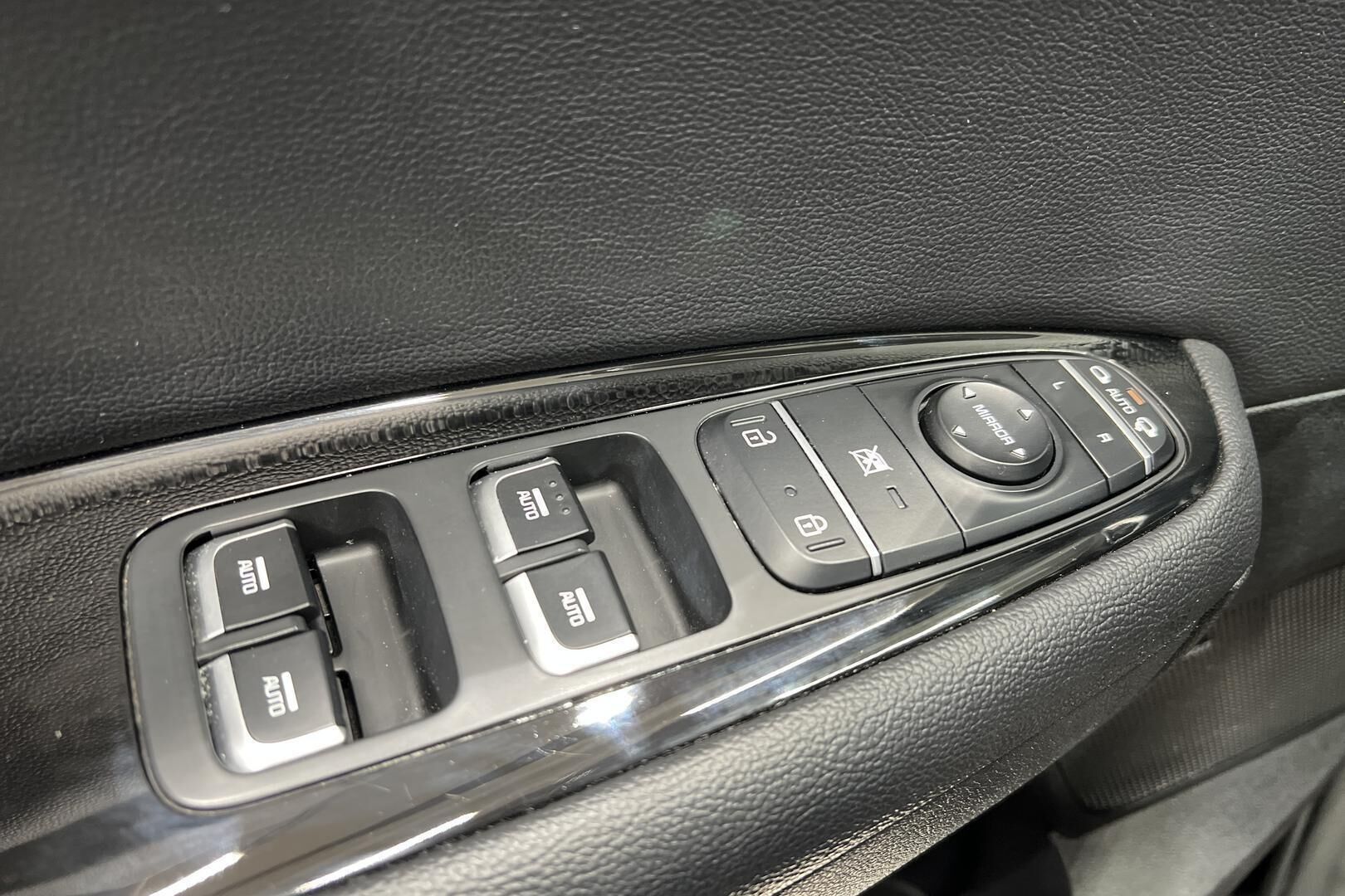 Kia Optima iso kuva 24