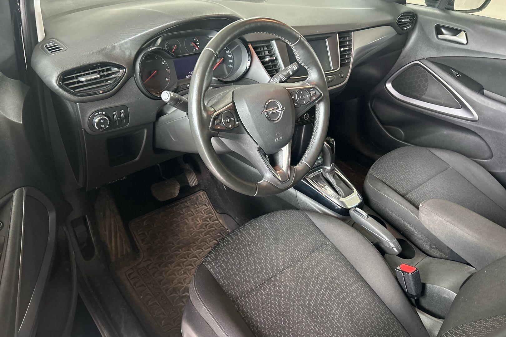 Opel Crossland X iso kuva 1