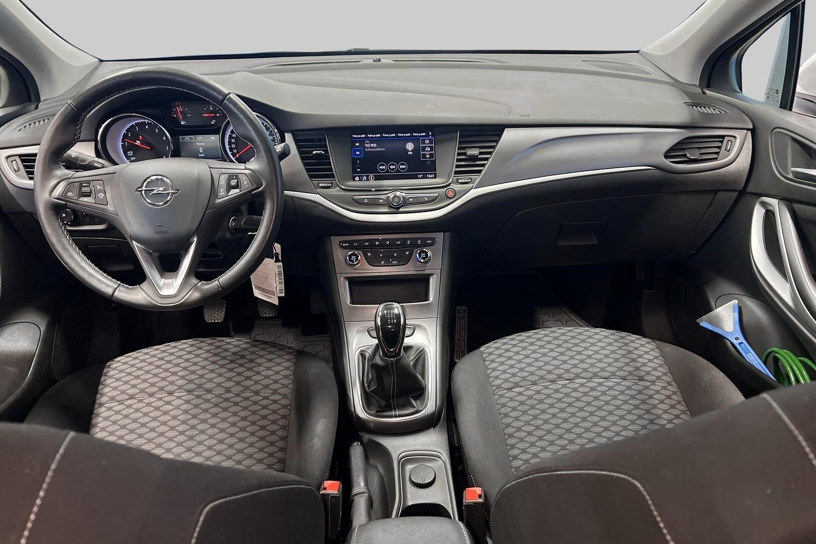 Opel Astra iso kuva 23