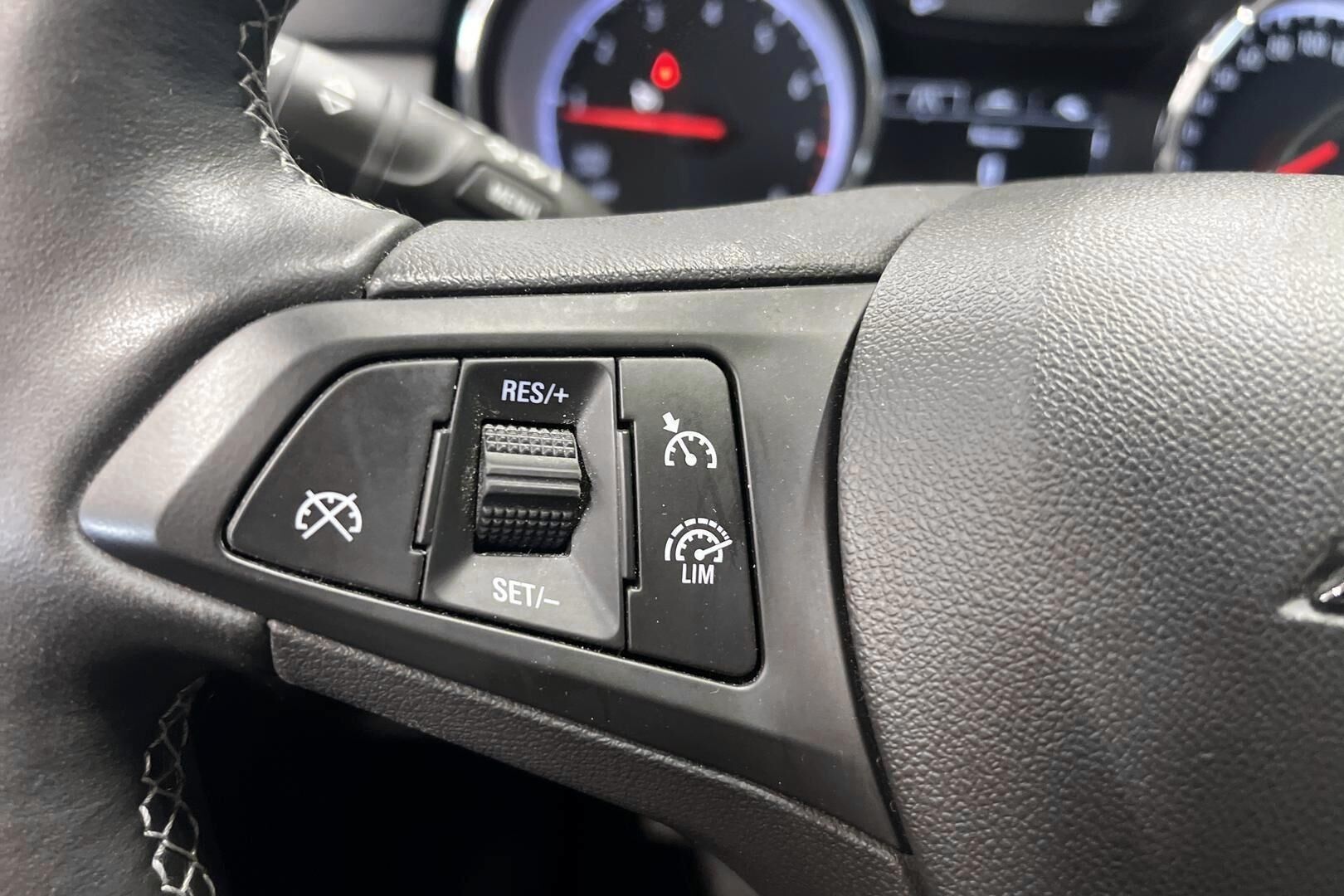 Opel Astra iso kuva 12