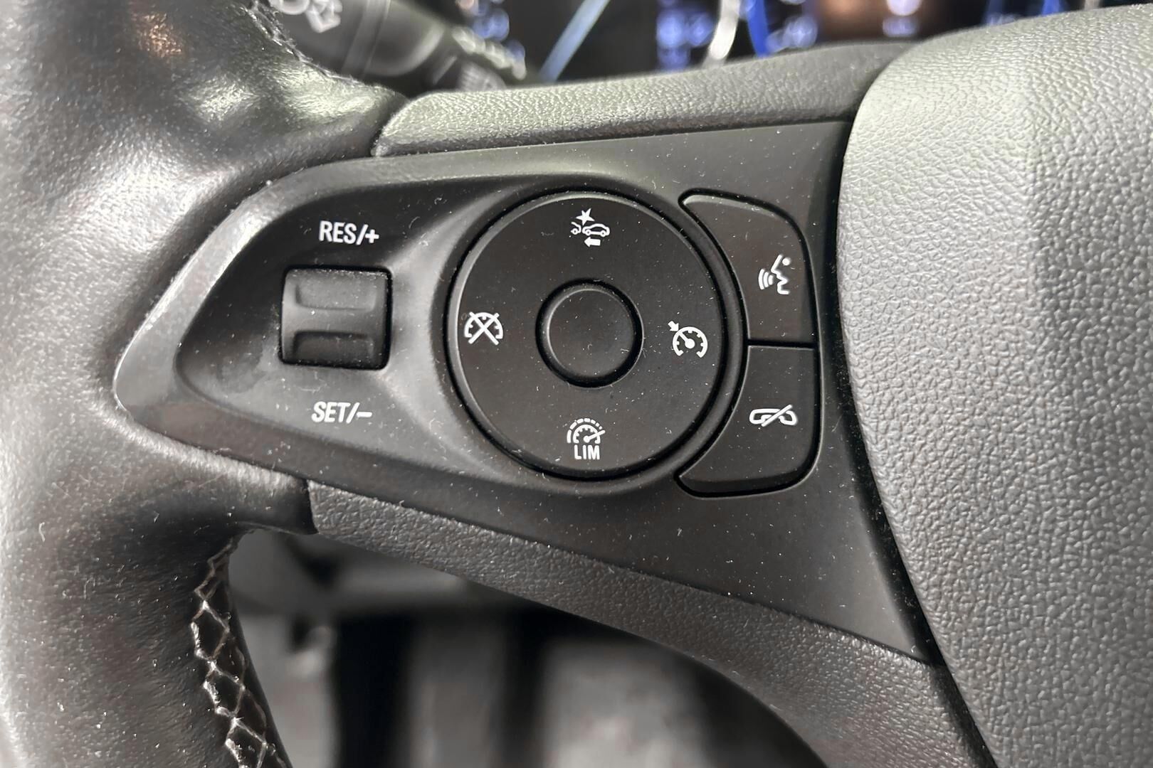 Opel Astra iso kuva 17