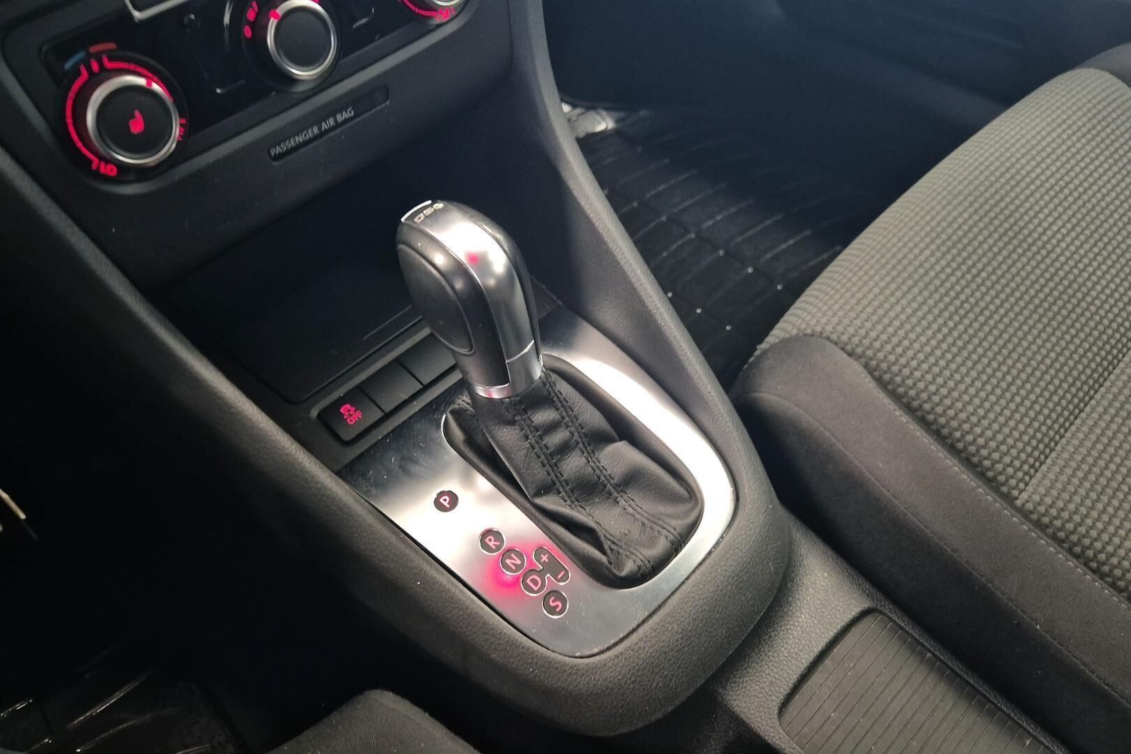 Volkswagen Golf iso kuva 17