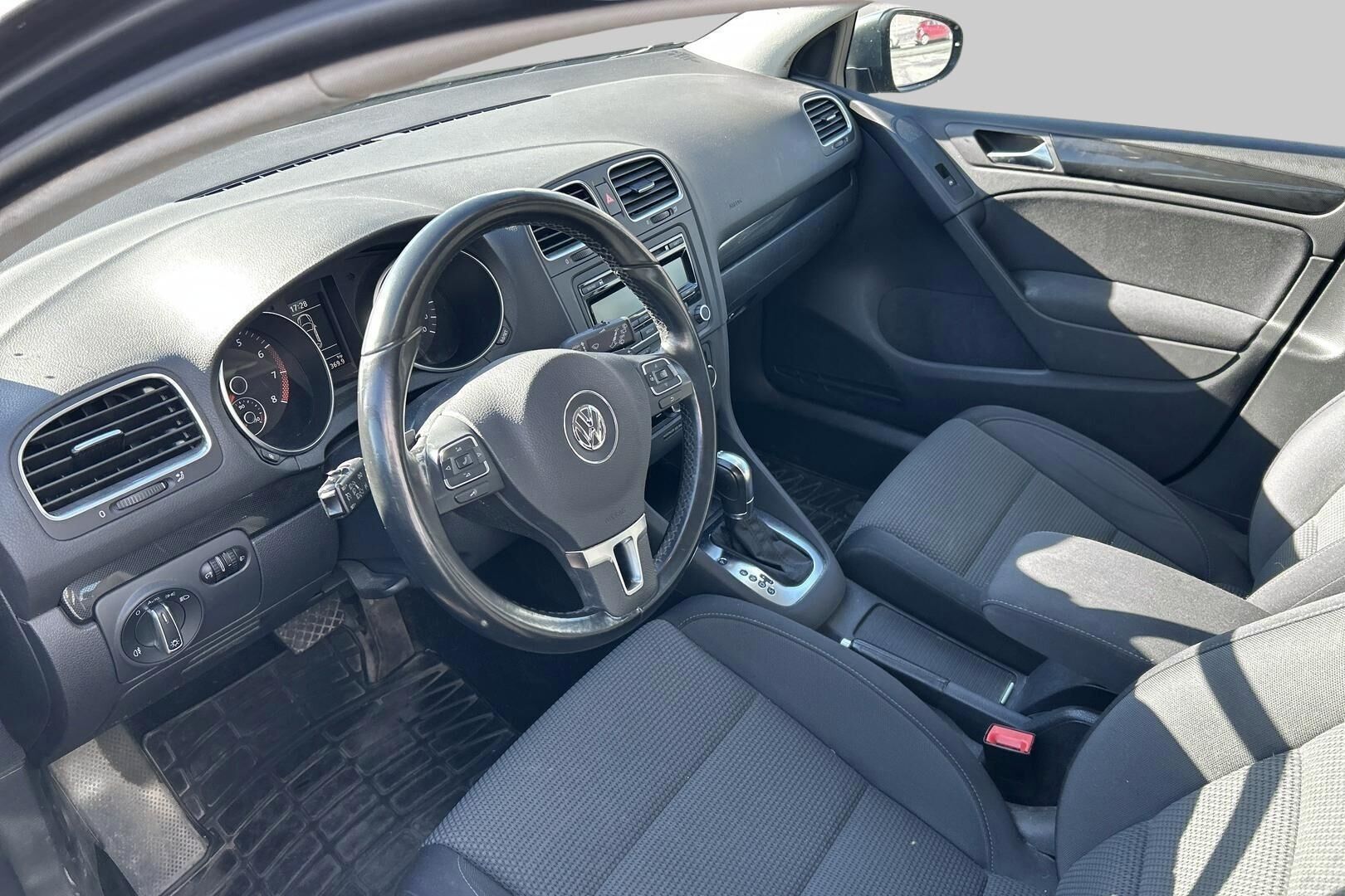 Volkswagen Golf iso kuva 2