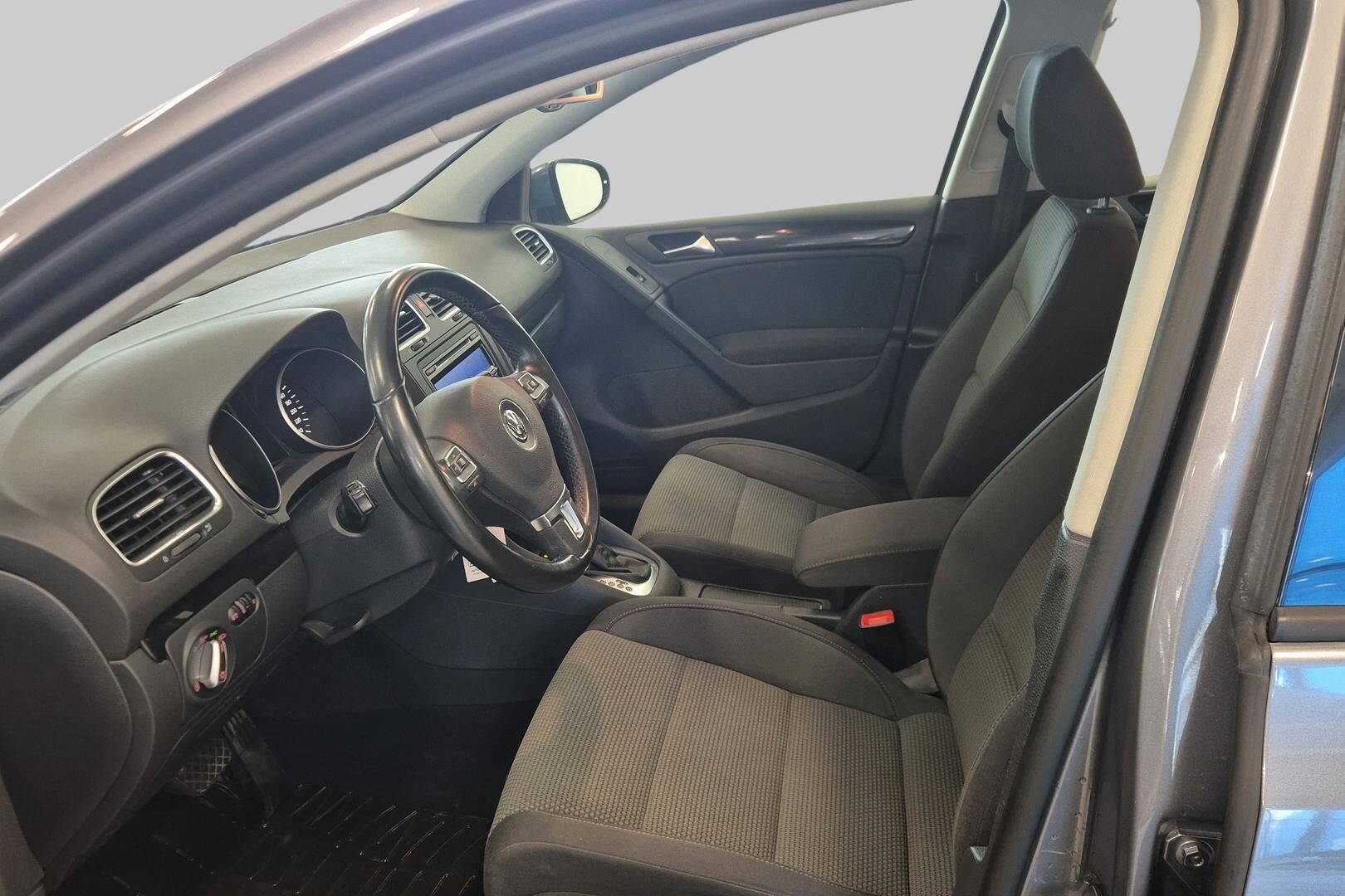 Volkswagen Golf iso kuva 9
