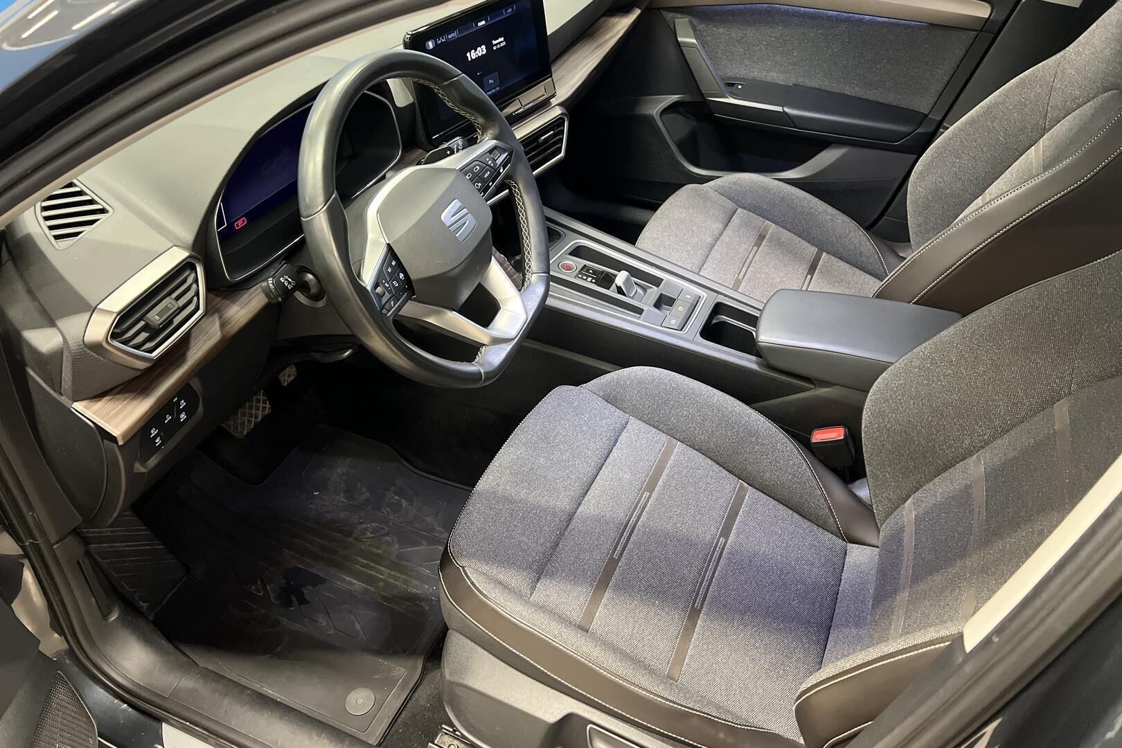 Seat Leon Sportstourer iso kuva 3